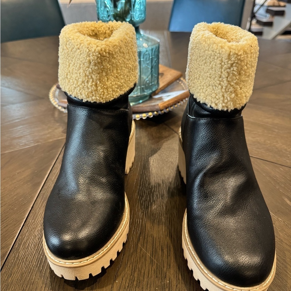 Black Women's Bootie with Sherpa Lining - Picture 4 of 4
